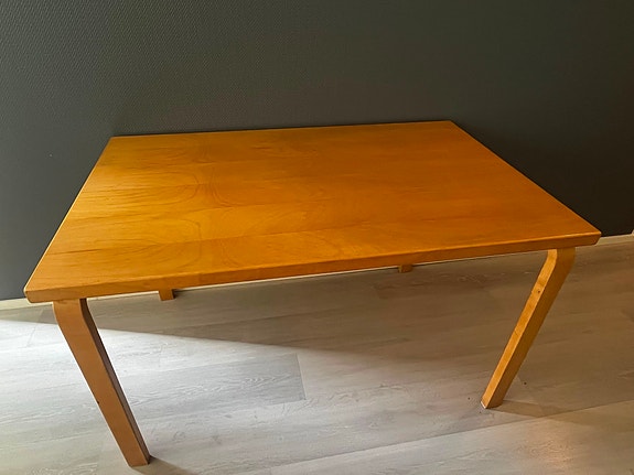 Artek 81B pöytä