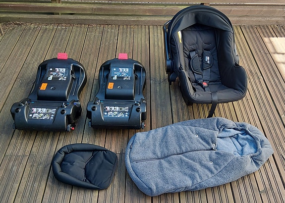 Britax Römer Primo -turvakaukalo, 2 kpl isofix-telakkaa + muita lisävarusteita