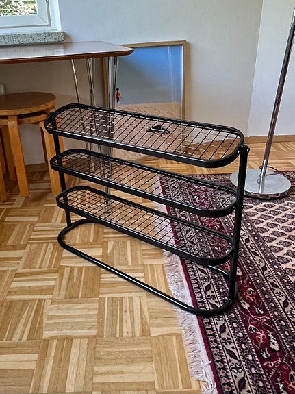 Musta metallinen kenkäteline, 3 tasoa