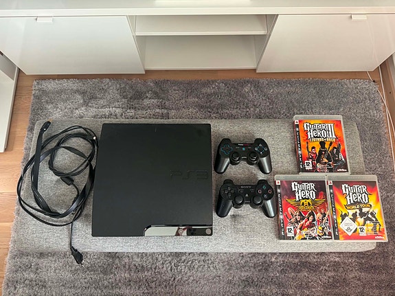 Playstation 3 + 2 ohjainta + piuhat + GH
