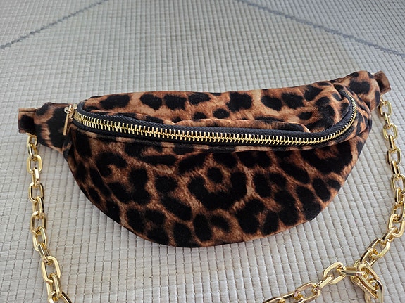 Leopardi kuvioinen crossbody laukku/vyölaukku