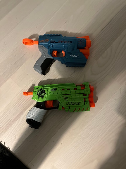 Nerf Elite Volt ja Zombie Strike Quadrot leikkipyssyt