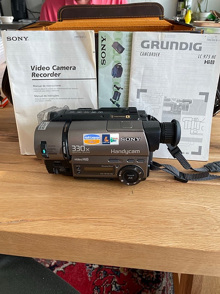 Sony Handycam CCD-TR713E Hi8 – Toimiva paketti + laukku, laturi, AV-kaapelit