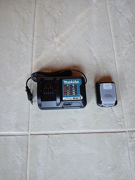 Makita CXT akku ja laturi 12V