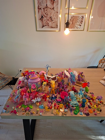 My Little Pony -lelupaketti poneja ja tarvikkeita