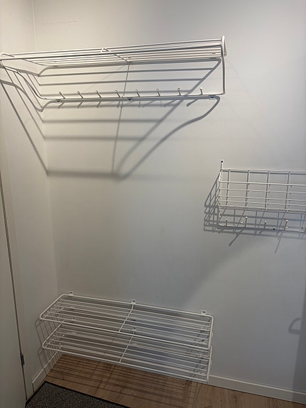 Maze valkoinen naulakko ja kenkähylly seinämalli