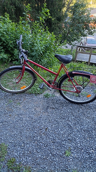 Punainen 26" naisten polkupyörä