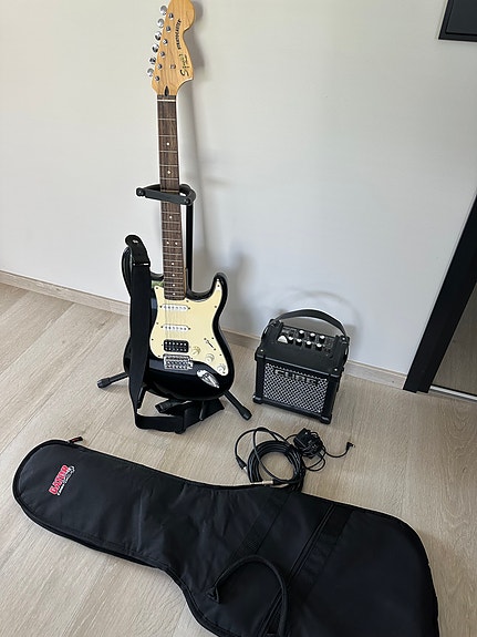 Squier Stratocaster HSS + Roland Micro Cube GX -vahvistin + tarvikkeet