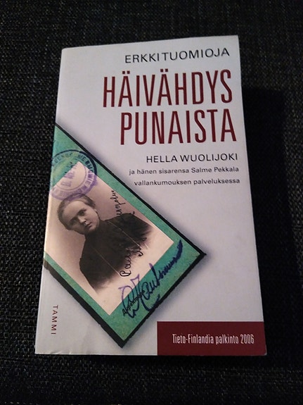 Erkki Tuomioja Häivähdys punaista kirja