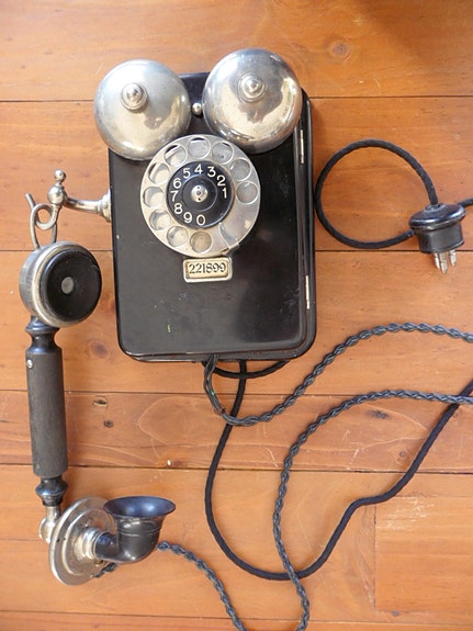 Vanha L.M. Ericsson DE 100 seinäpuhelin (1920–1930-luku)