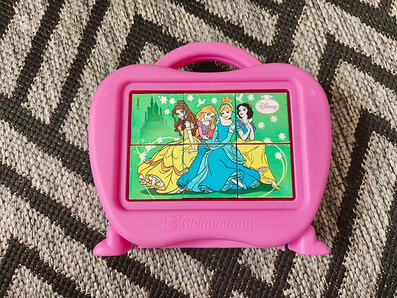 Disney prinsessat kuutiopalapelisalkku