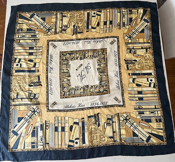Silkkihuivi Aleksis Kivi iso neliönmallinen 89x89 Nurmijärvi