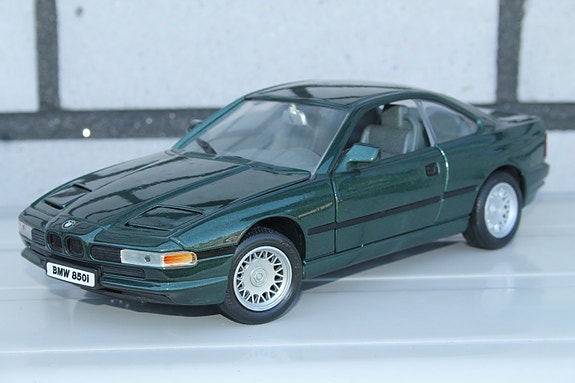 1991 BMW 850 1:18 iso pienoismalli 1:18 auto 26cm metalli kaikki aukeaa keräily