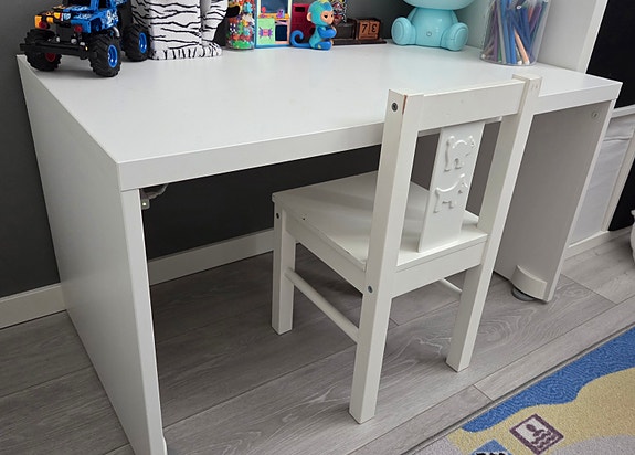 IKEA lasten valkoinen kirjoituspöytä + tuoli