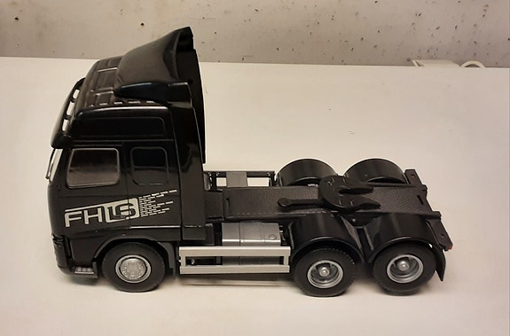 Emek Volvo FH16 globetrotter musta 3 aksilainen puoliperäveturi