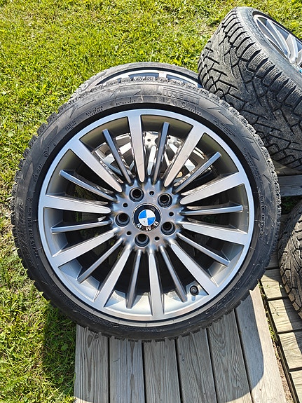 18 tuuman BMW vanteet nastarenkailla