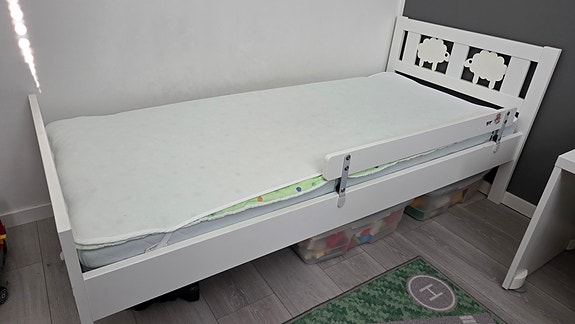 Valkoinen IKEA Kritter lastensänky