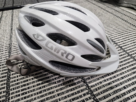 Giro pyöräilykypärä 50–57 cm