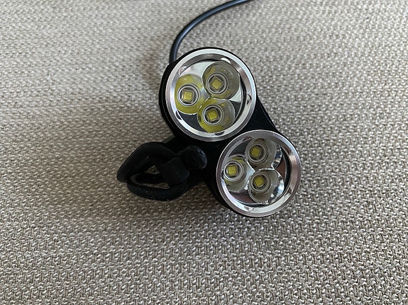LED-pyörän valo otsapannalla