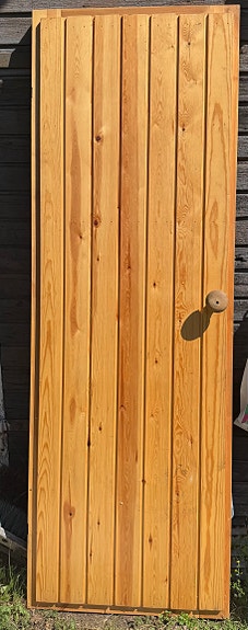 Saunan ovi (tai varaston tai muun).