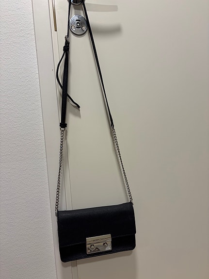 Michael Kors musta laukku