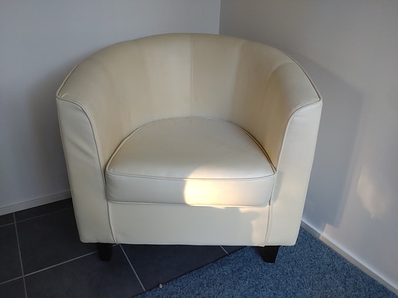 Valkoiset nojatuolit 2 kpl yhteensä 20 €