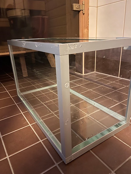 Lasinen akvaario / terraario metallikehikolla