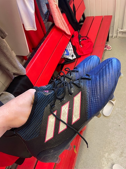 Adidas jalkapallokengät koko 44