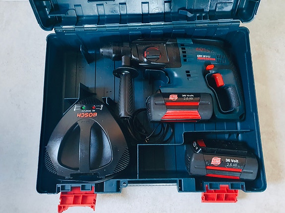 BOSCH GBH 36 V-LI PROFESSIONAL Akkuporavasara, 2 x 36 Voltin Akut, Laturi