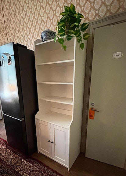 IKEA Hemnes valkoinen kaappi hyllyillä ja alaovilla