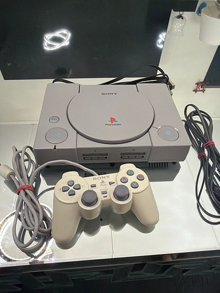 Sony PlayStation 1 pelikonsoli ohjaimella