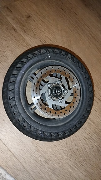 Sähköpotkulaudan rengas ja vanne levyjarrulla