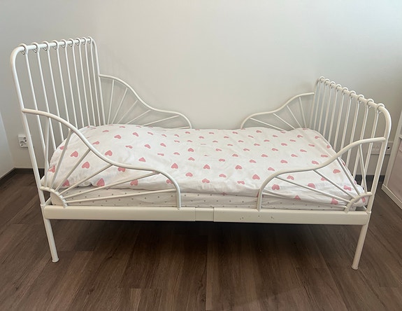 IKEA MINNEN-jatkettava lastensänky + IKEA INNERLIG Joustinpatja (80x200 cm)