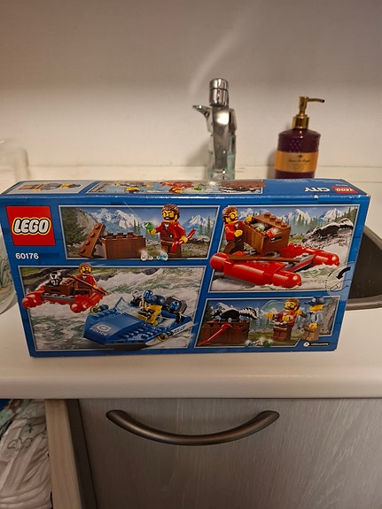 LEGO City Villi jokipako 60176 -setti