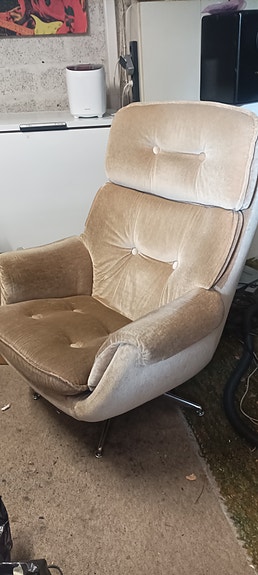 Beige nojatuoli velour-tyylinen