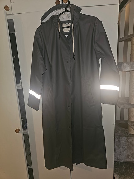pitkä sadetakki