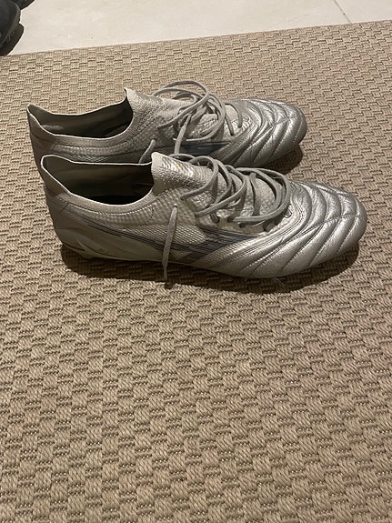 Mizuno jalkapallokengät hopea 44