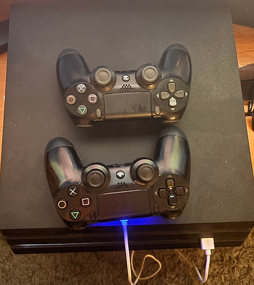 Virheetön Ps4 Pro 1Tb ja Turtle Beach pelikuulokkeet