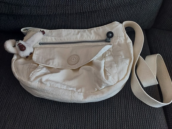Kipling laukku, vaatii pesua, muuten täysin ehjä