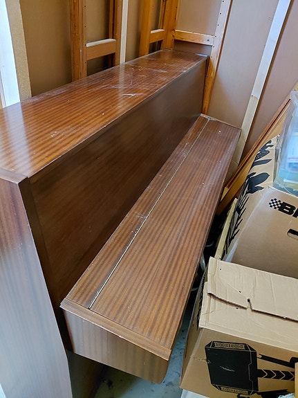 Annetaan Hellaksen pystypiano. Noudettavissa Nummelasta.