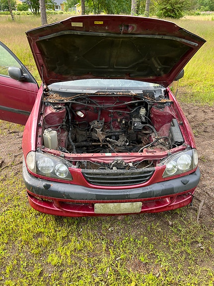 Osina toyota avensis t22