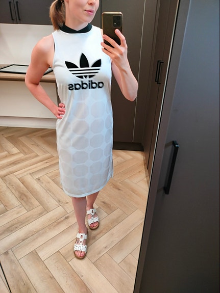 Uusi Adidas Originals valkoinen trikoomekko