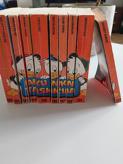 Aku Ankan taskukirjoja 10 kpl v. 1996