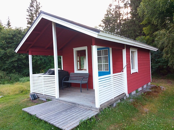 Punainen pihamökki terassilla, sopii vaikka mökiksi. Todella hyväkuntoinen.