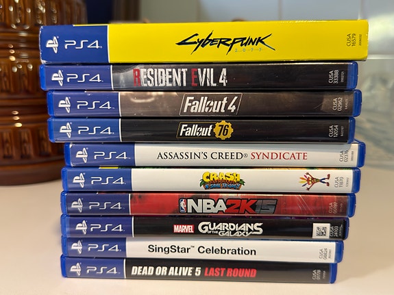 PS4 pelipaketti Cyberpunk, Resident Evil 4, Fallout, Assassin’s Creed ym.
