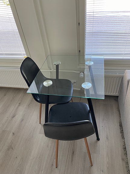 Lasinen ruokapäytä ja 2kp tuolit