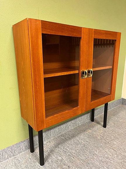 💎 Pieni siro vintage teak-vitriini / astiakaappi – upea 1960–70-luvun klassikko