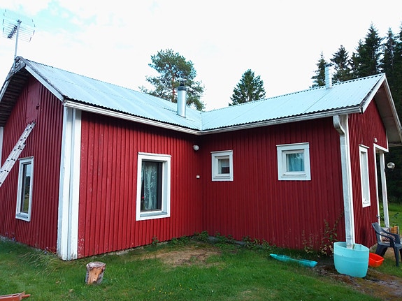 Myydään purettavasta vanhasta hirsitalosta ikkunoita
