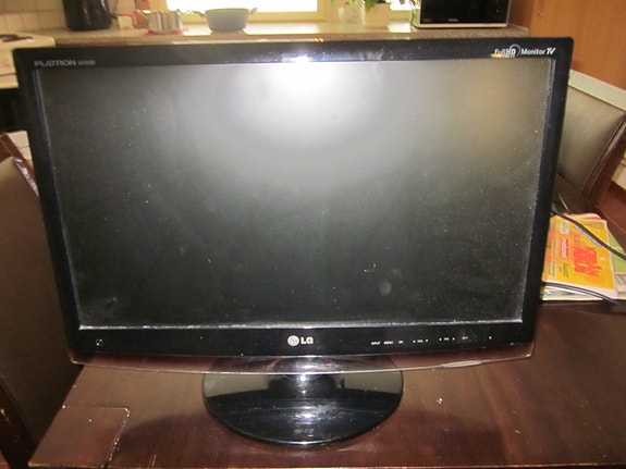 22" Näyttö/ TV