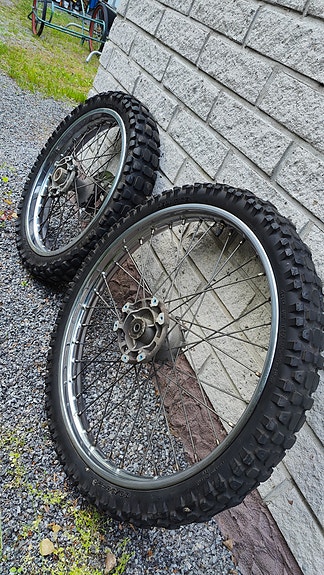 Kromivanteet renkaineen / Derbi